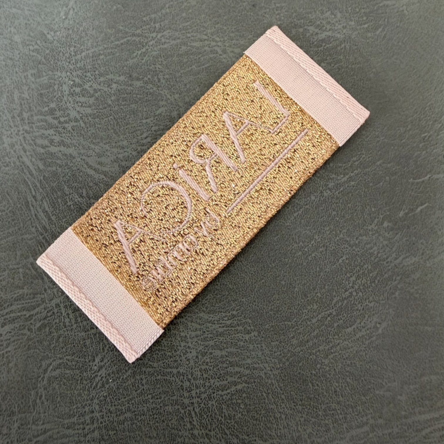 Жакардов тъкан етикет LBL 0060 5 x 2 см – екрю основа със златни букви, мек премиум дизайн, с лого, MOQ 1000 бр Етикети