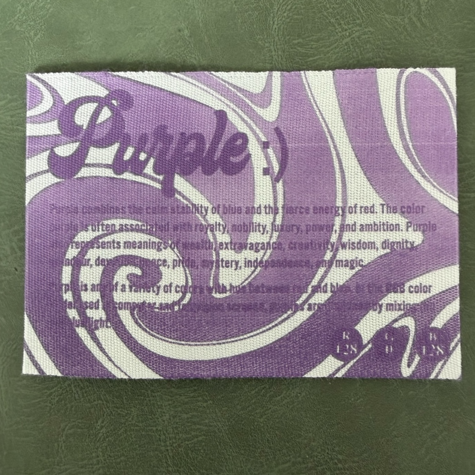 Жакардов тъкан етикет LBL 0063 9 x 6 см – лилава основа, мек премиум дизайн, с лого, MOQ 1000 бр Етикети