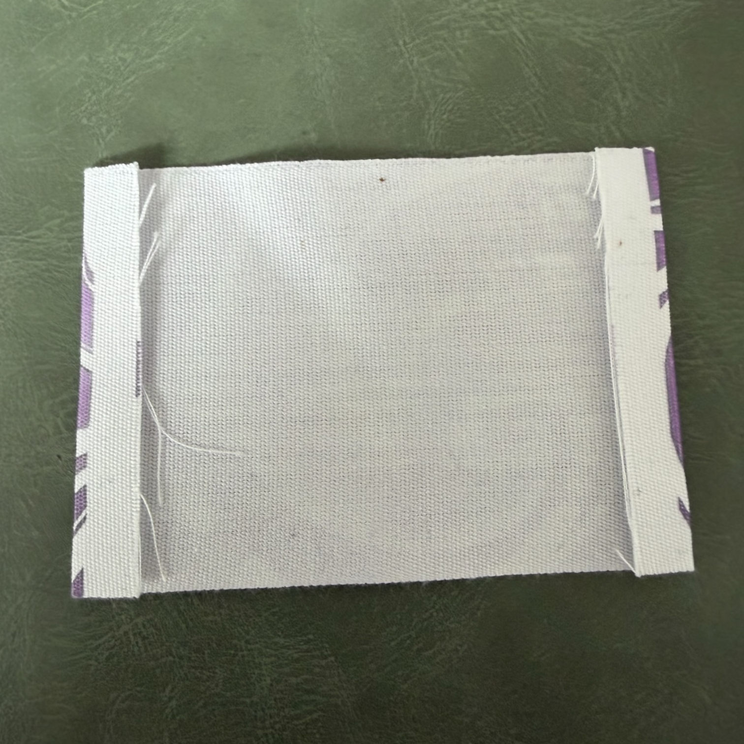 Жакардов тъкан етикет LBL 0063 9 x 6 см – лилава основа, мек премиум дизайн, с лого, MOQ 1000 бр Етикети