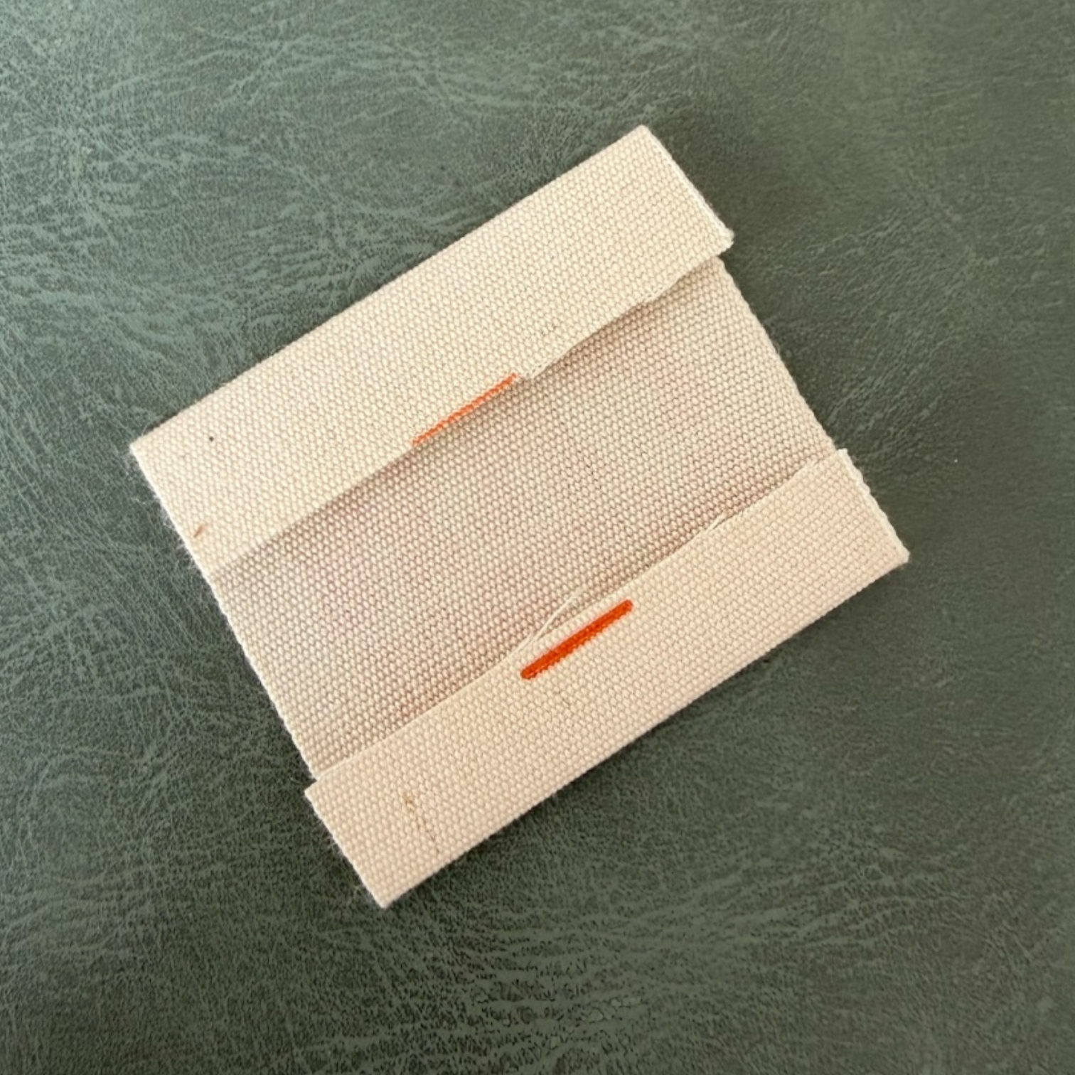 Печатан канвас етикет LBL 0064 4 x 4 см – с оранжеви букви, мек премиум дизайн, с лого, MOQ 1000 бр Етикети