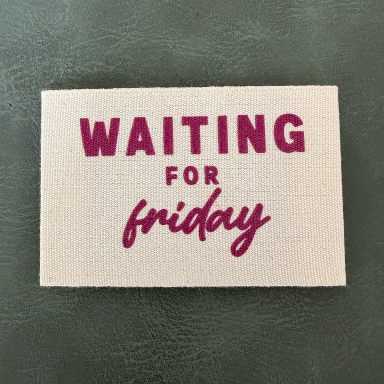 Печатан канвас етикет LBL 0065 6.5 x 4 см – с лилави букви, мек премиум дизайн, с лого, MOQ 1000 бр Етикети