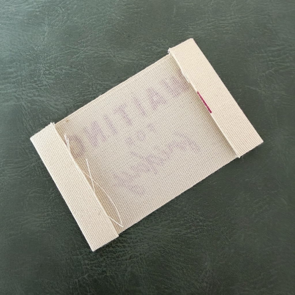 Печатан канвас етикет LBL 0065 6.5 x 4 см – с лилави букви, мек премиум дизайн, с лого, MOQ 1000 бр Етикети