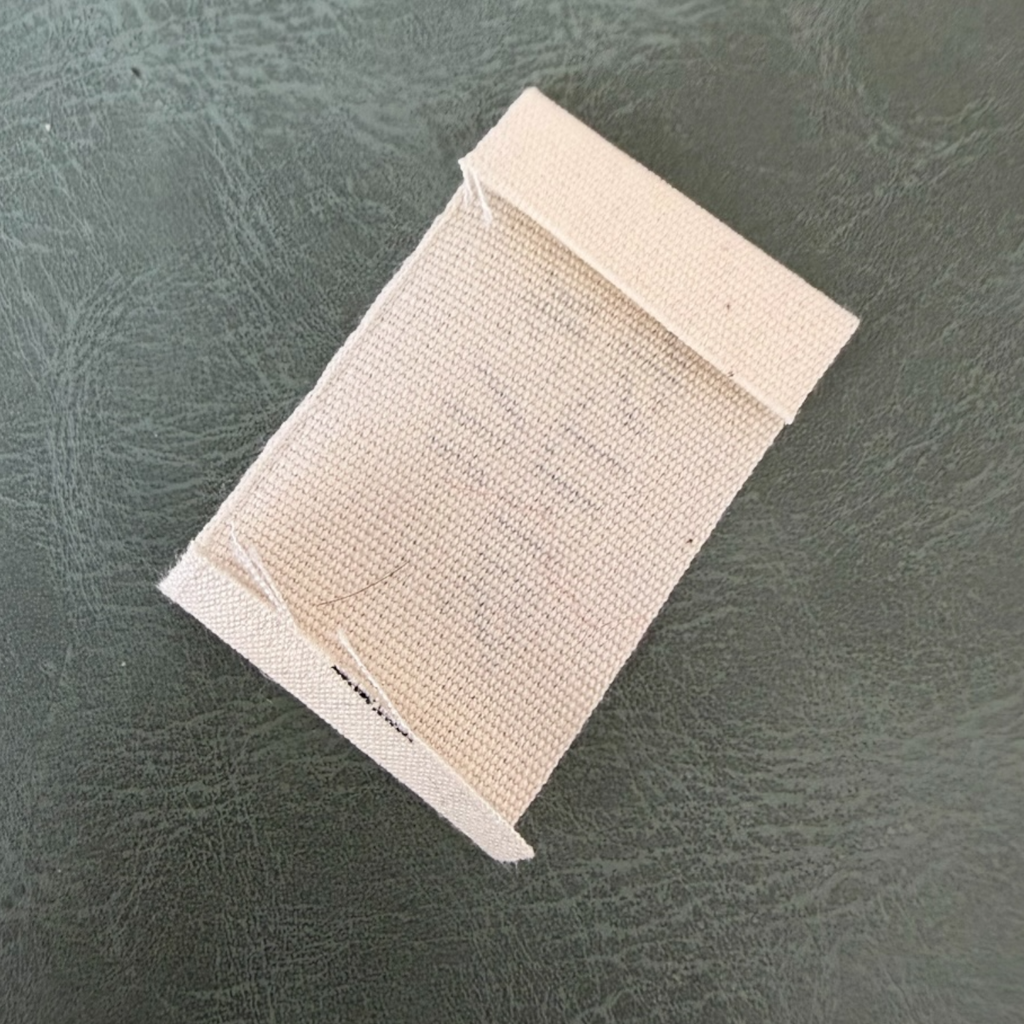 Печатан канвас етикет LBL 0066 4 x 2.5 см – с черни букви, мек премиум дизайн, с лого, MOQ 1000 бр Етикети