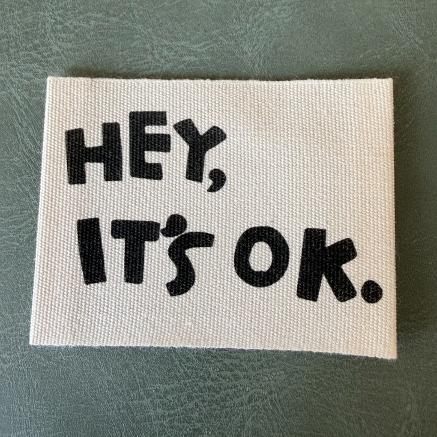 Печатан канвас етикет LBL 0067 5.5 x 4 см – с черни букви, мек премиум дизайн, с лого, MOQ 1000 бр Етикети