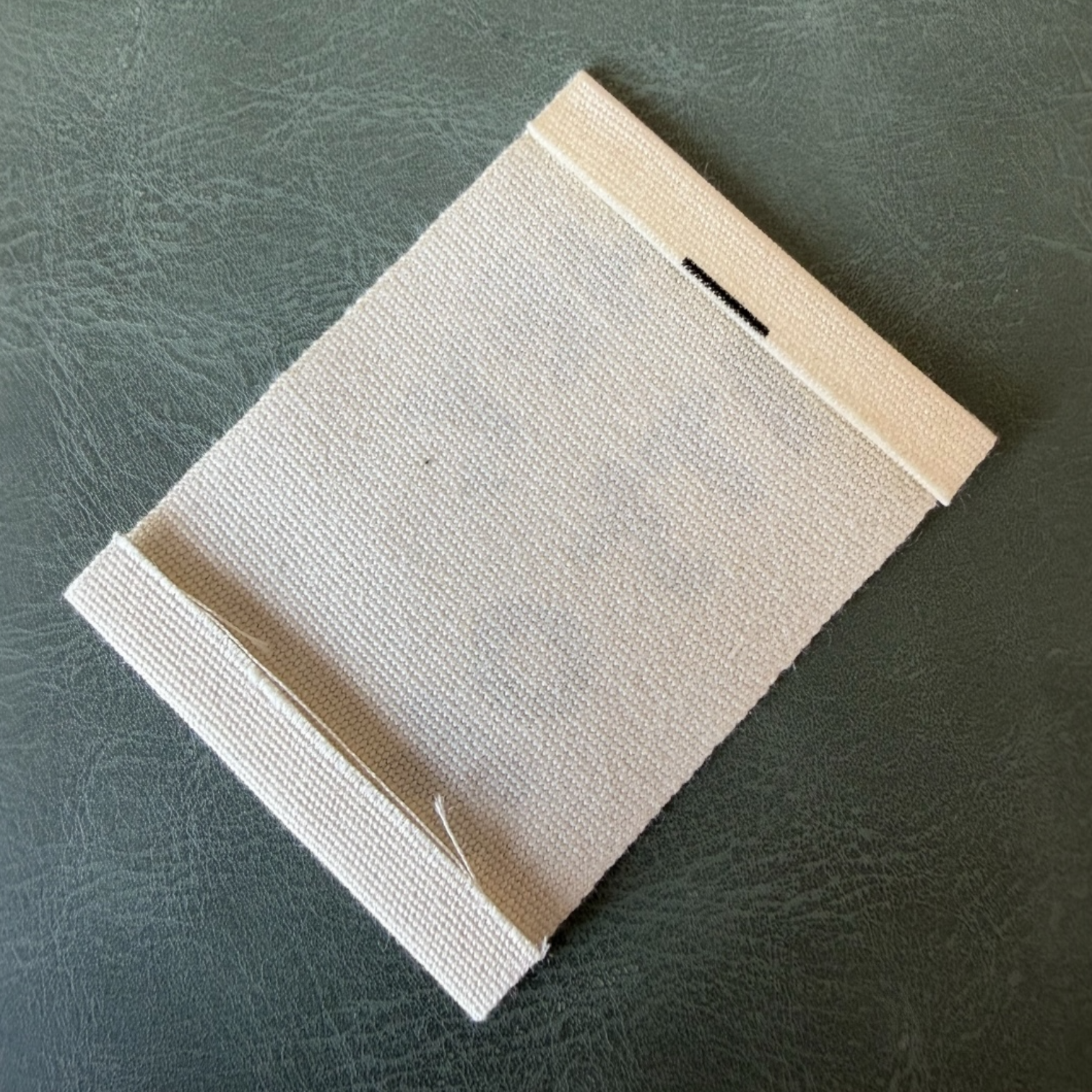 Печатан канвас етикет LBL 0067 5.5 x 4 см – с черни букви, мек премиум дизайн, с лого, MOQ 1000 бр Етикети