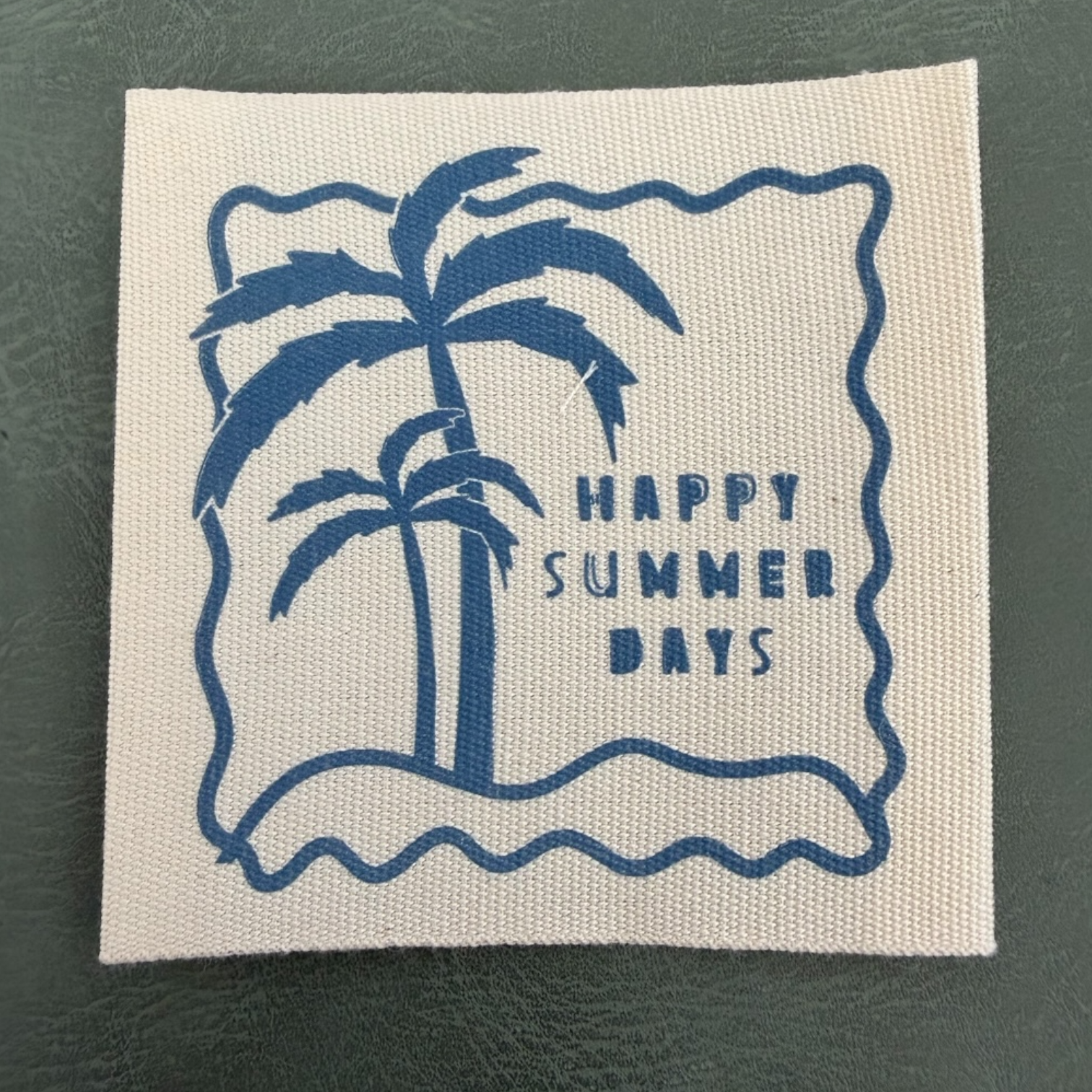 Печатан канвас етикет LBL 0068 6 x 6 см – със син печат, мек премиум дизайн, с лого, MOQ 1000 бр Етикети