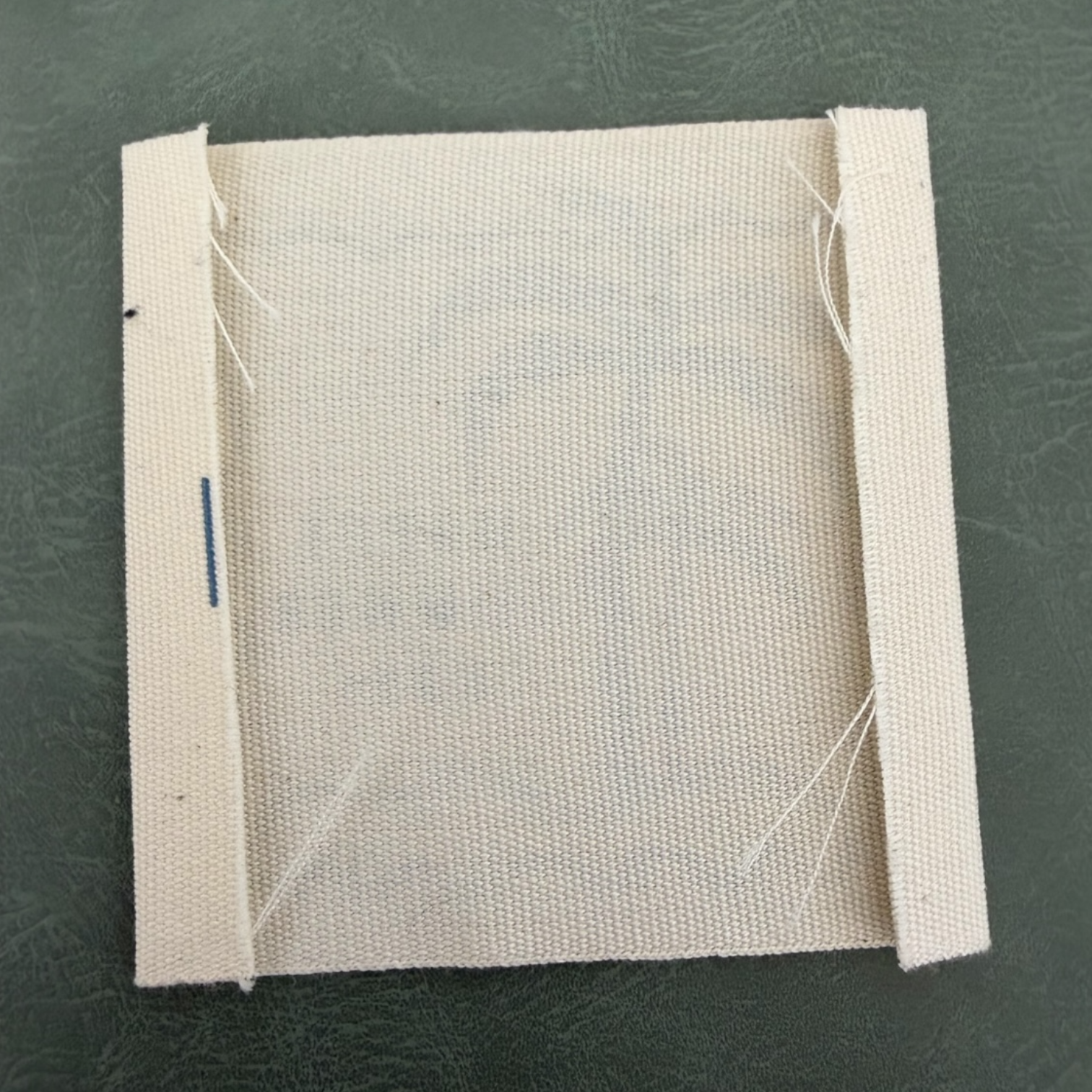 Печатан канвас етикет LBL 0068 6 x 6 см – със син печат, мек премиум дизайн, с лого, MOQ 1000 бр Етикети