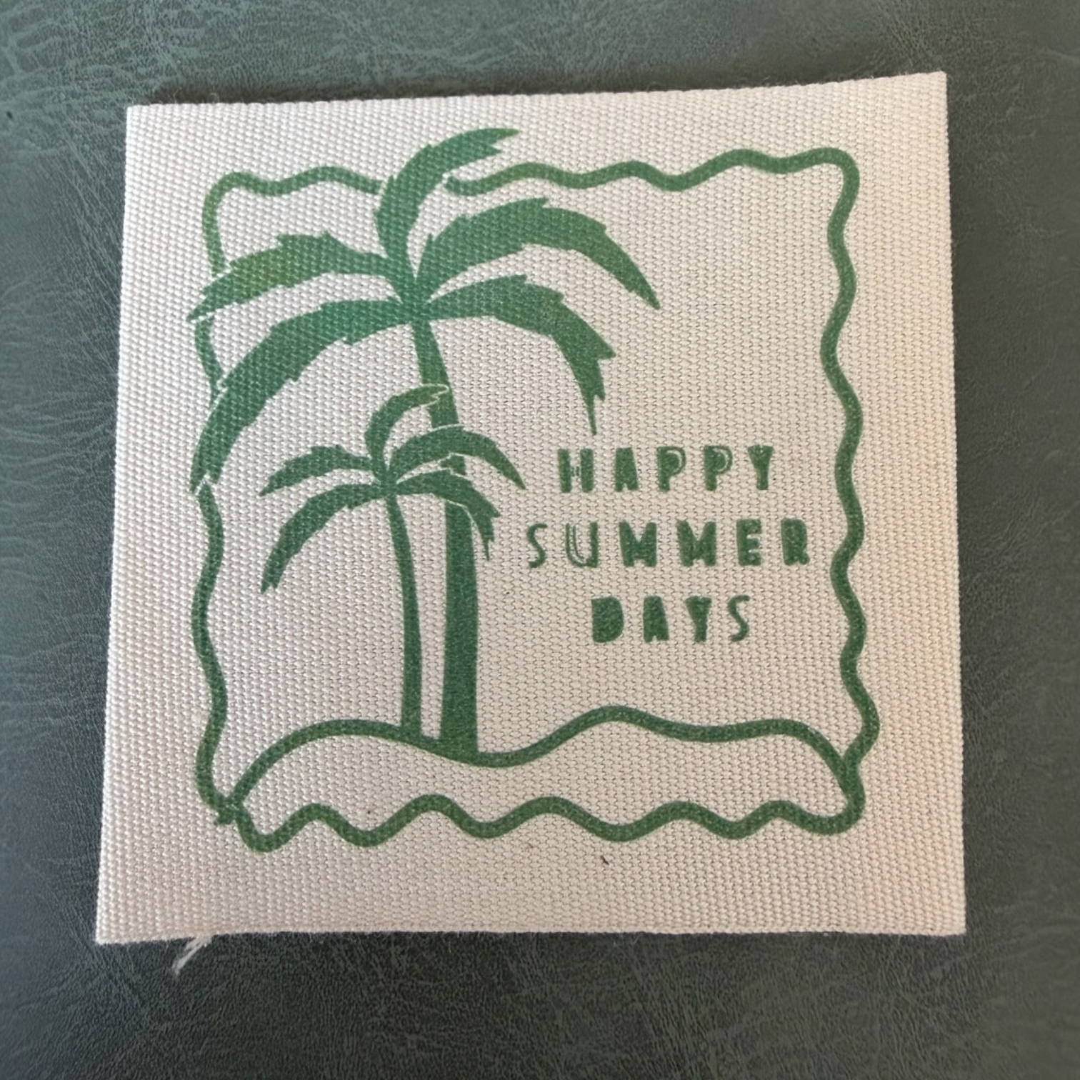 Печатан канвас етикет LBL 0069 6 x 6 см – със зелен печат, мек премиум дизайн, с лого, MOQ 1000 бр Етикети