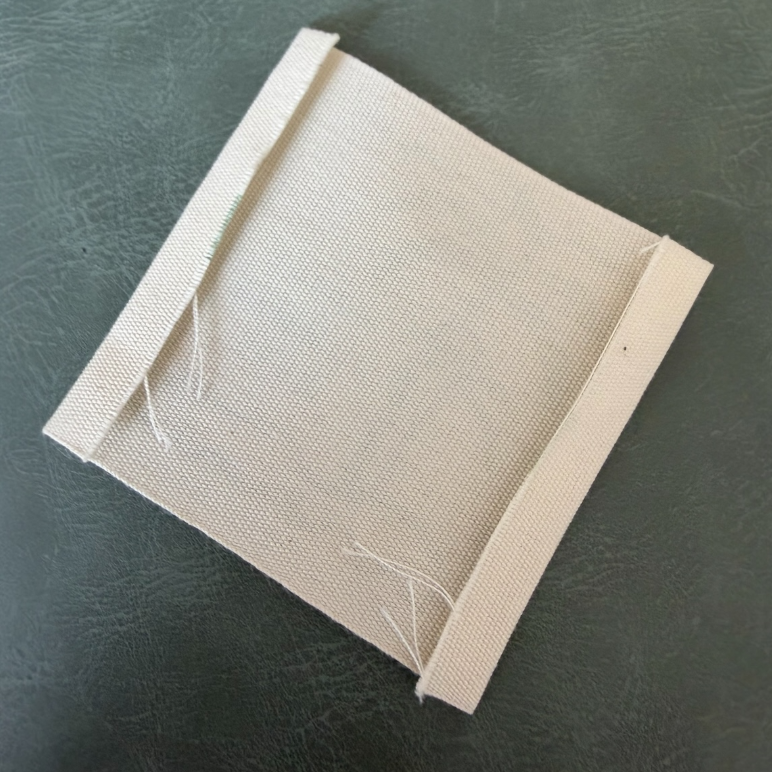 Печатан канвас етикет LBL 0069 6 x 6 см – със зелен печат, мек премиум дизайн, с лого, MOQ 1000 бр Етикети