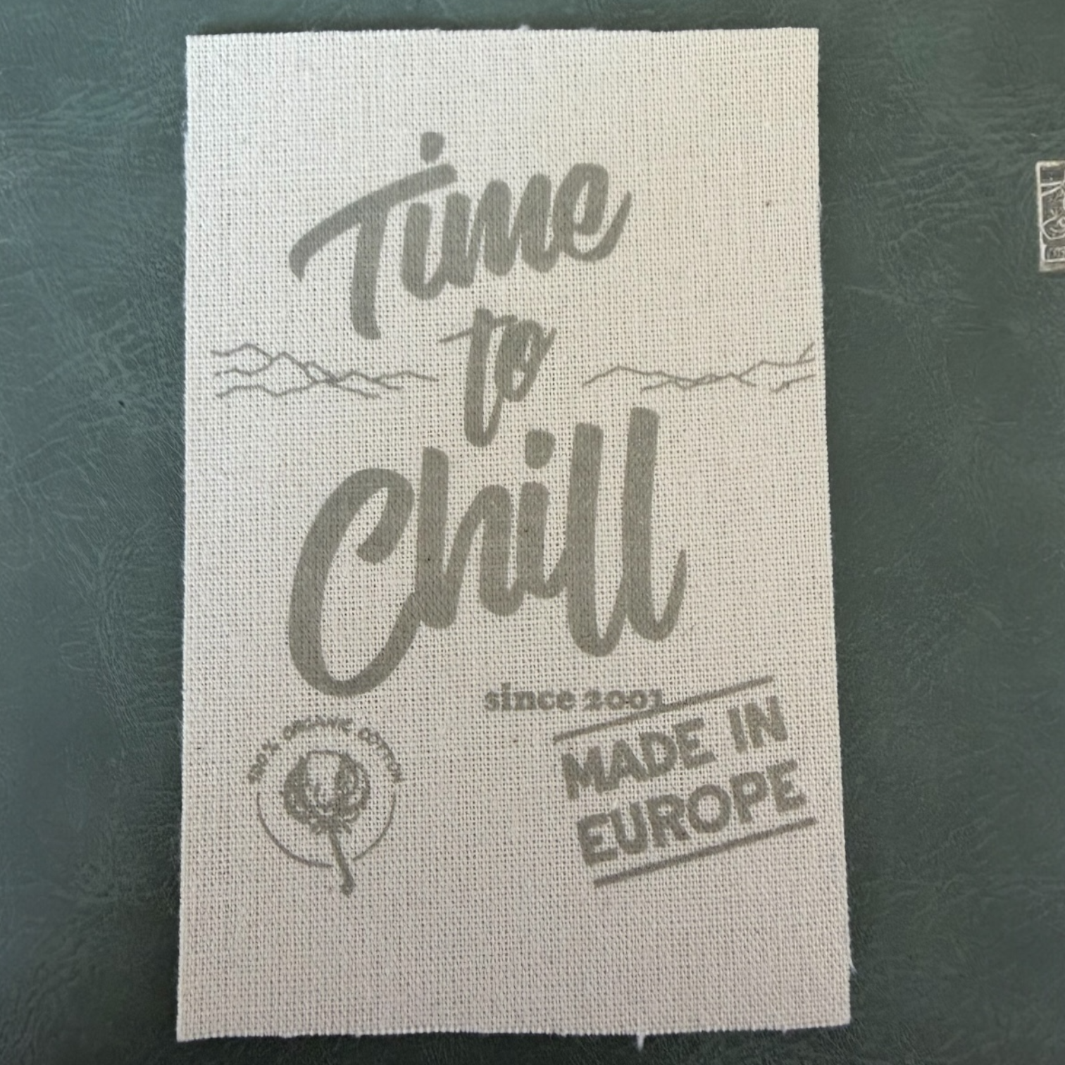 Печатан канвас етикет LBL 0070 10.5 x 7 см – със сив печат, мек премиум дизайн, с лого, MOQ 1000 бр Етикети