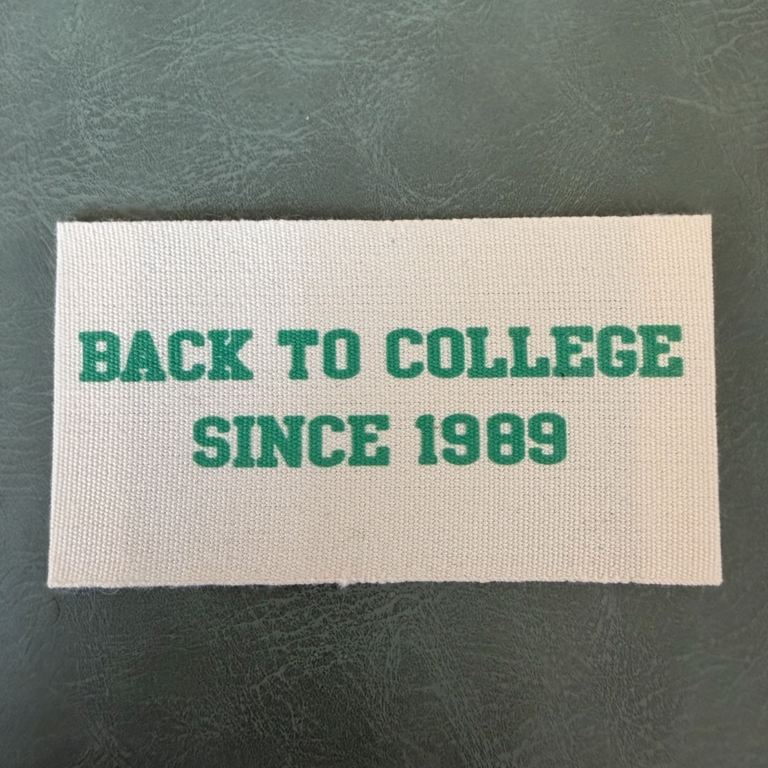 Печатан канвас етикет LBL 0071 7.5 x 4 см – със зелен печат, мек премиум дизайн, с лого, MOQ 1000 бр Етикети