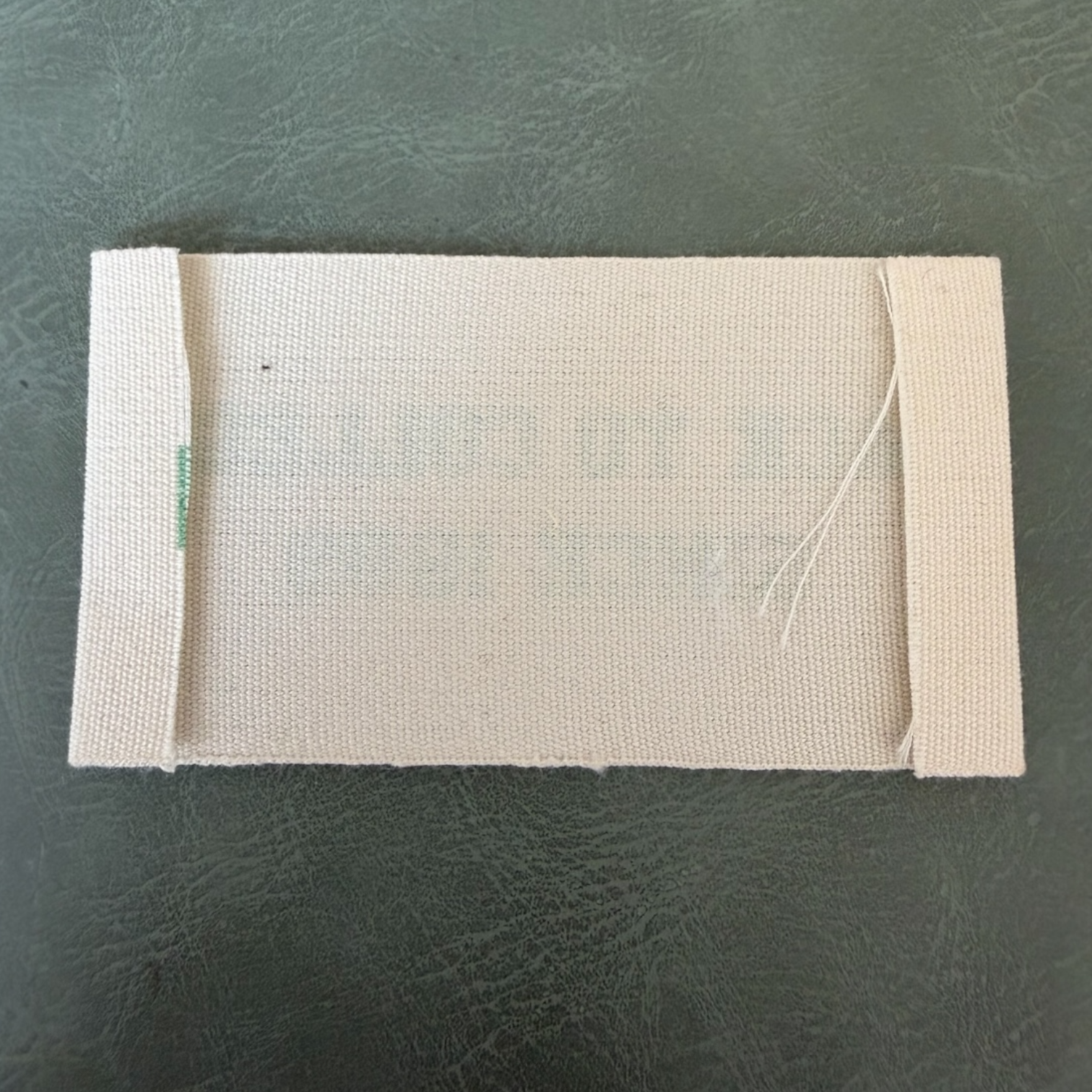 Печатан канвас етикет LBL 0071 7.5 x 4 см – със зелен печат, мек премиум дизайн, с лого, MOQ 1000 бр Етикети