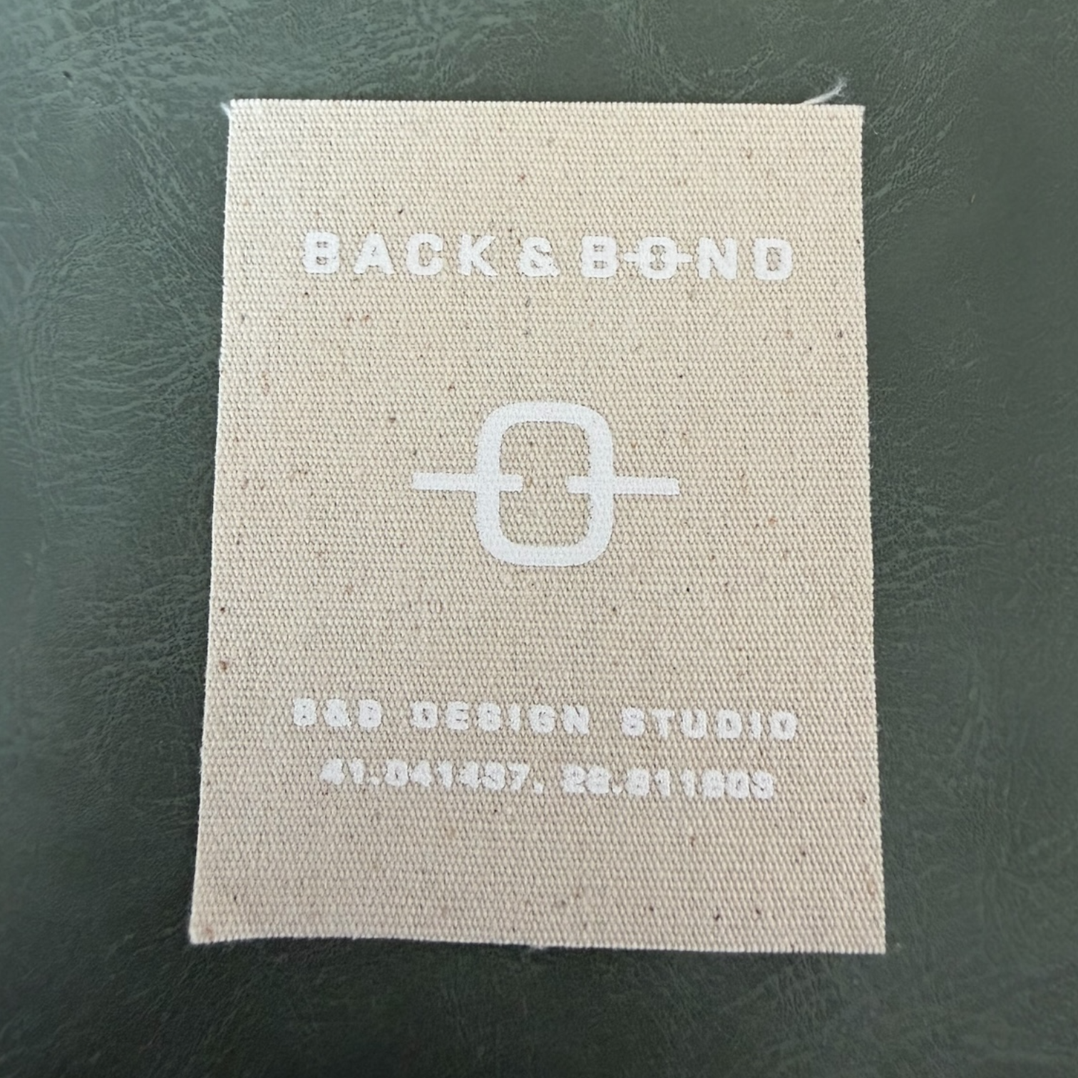 Печатан канвас етикет LBL 0072 6.5 x 5 см – с бял печат, мек премиум дизайн, с лого, MOQ 1000 бр Етикети