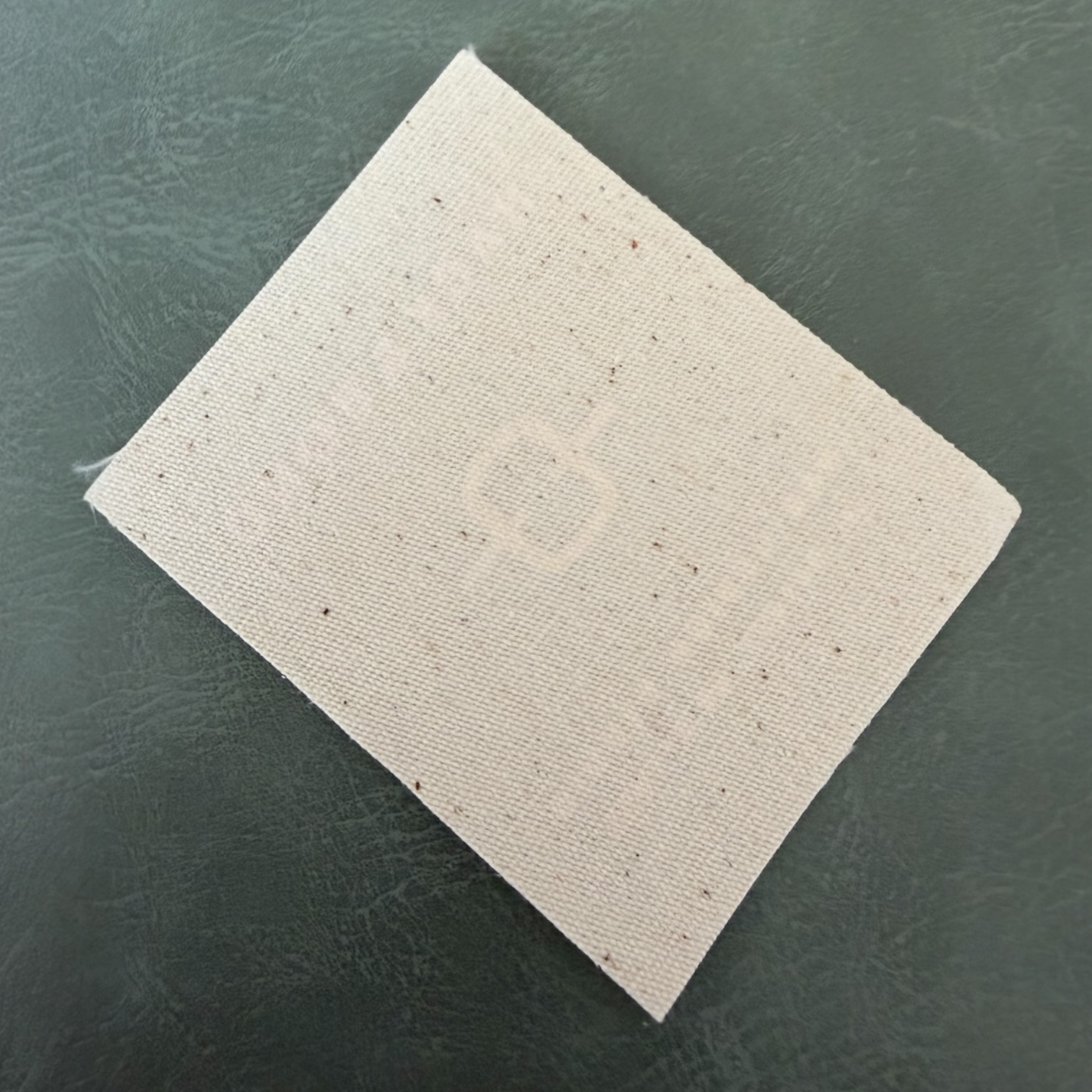 Печатан канвас етикет LBL 0072 6.5 x 5 см – с бял печат, мек премиум дизайн, с лого, MOQ 1000 бр Етикети