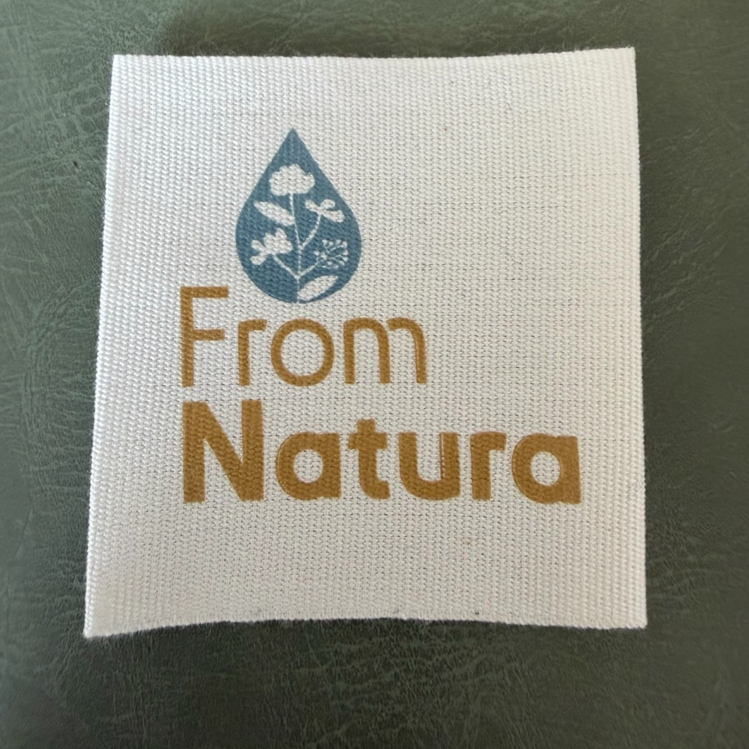 Печатан канвас етикет LBL 0075 5.5 x 5.5 см – бяла основа с цветен печат, мек премиум дизайн, с лого, MOQ 1000 бр Етикети