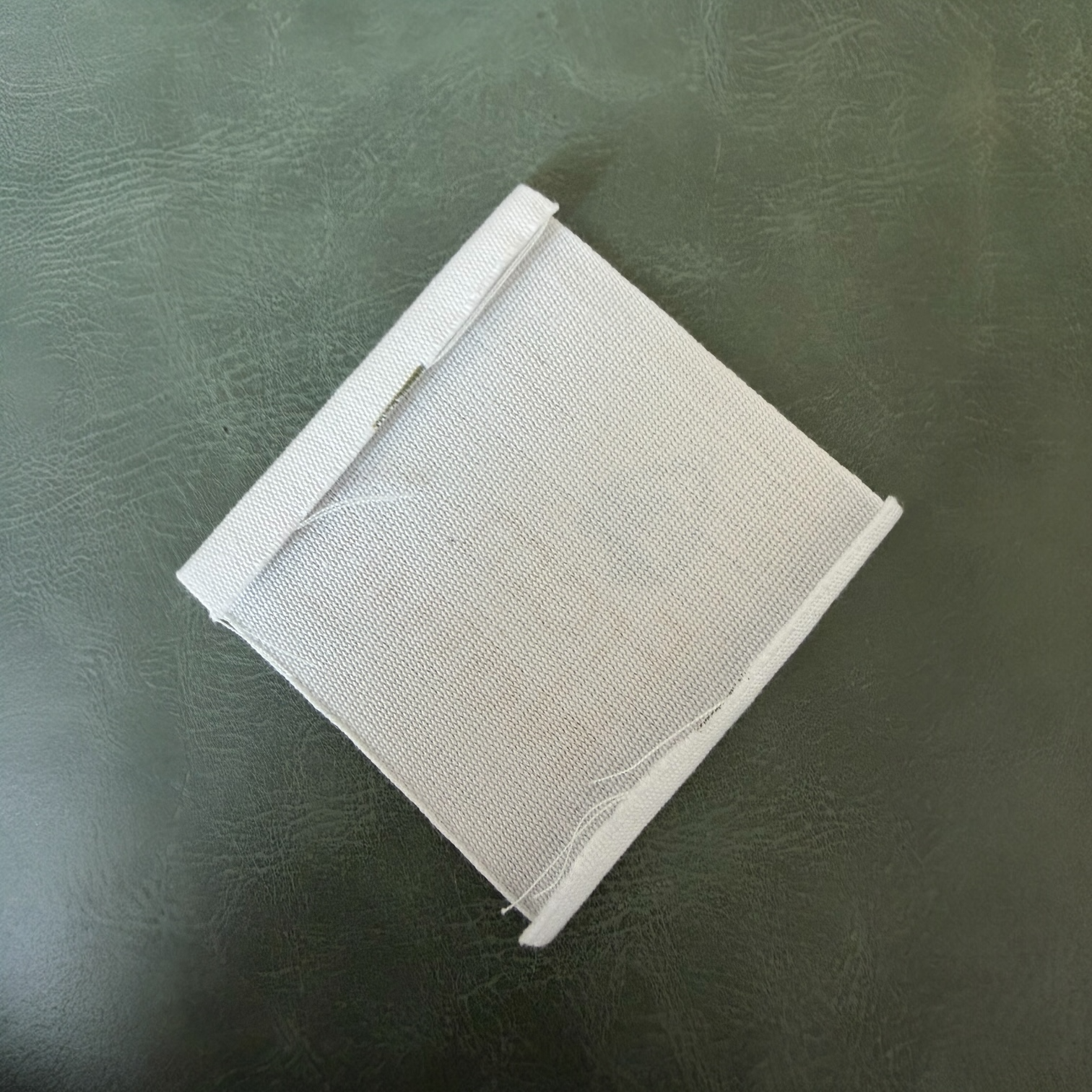 Печатан канвас етикет LBL 0075 5.5 x 5.5 см – бяла основа с цветен печат, мек премиум дизайн, с лого, MOQ 1000 бр Етикети