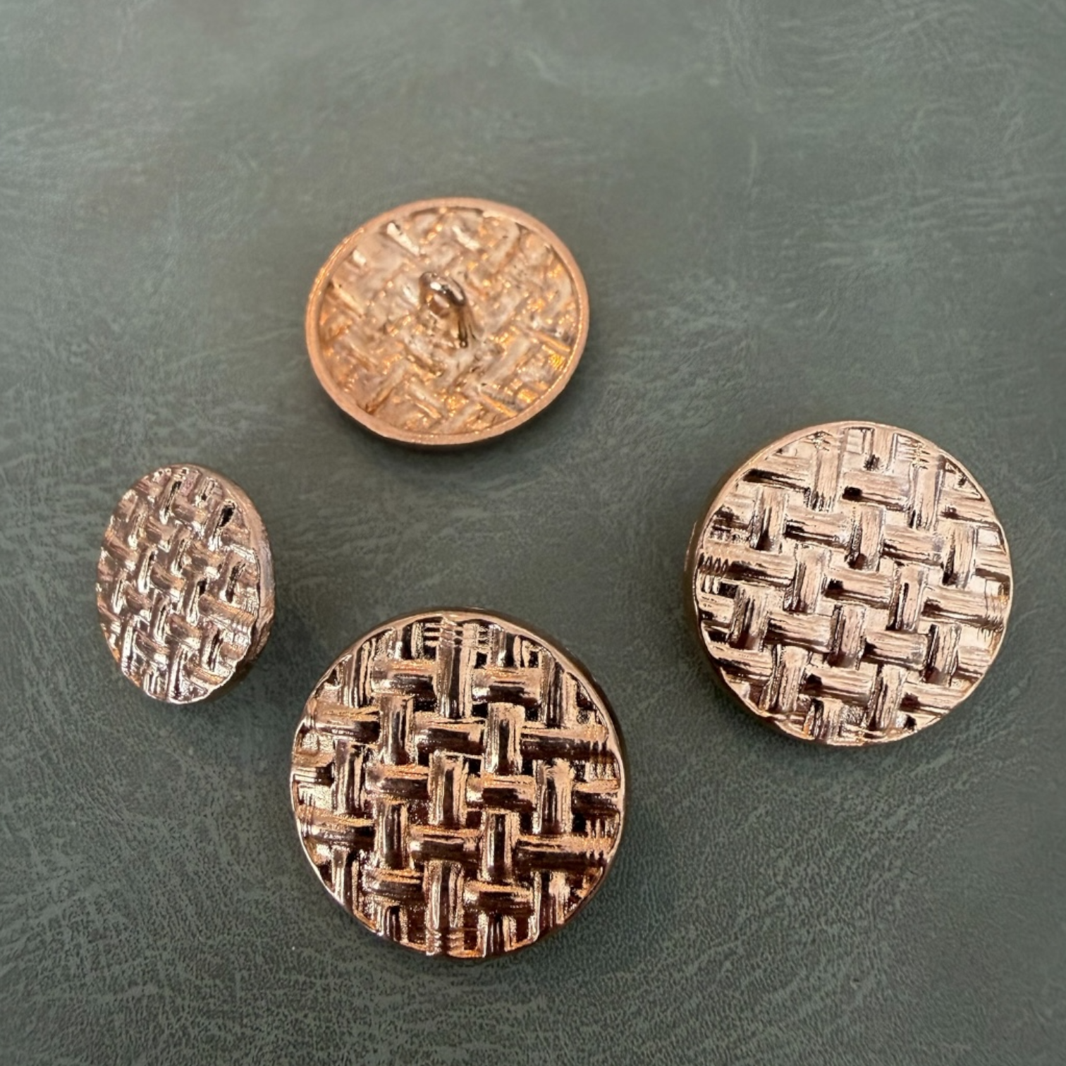 Метални копчета ME-9001 златни с краче кръгла форма плетиво – 15 мм, 20 мм Копчета