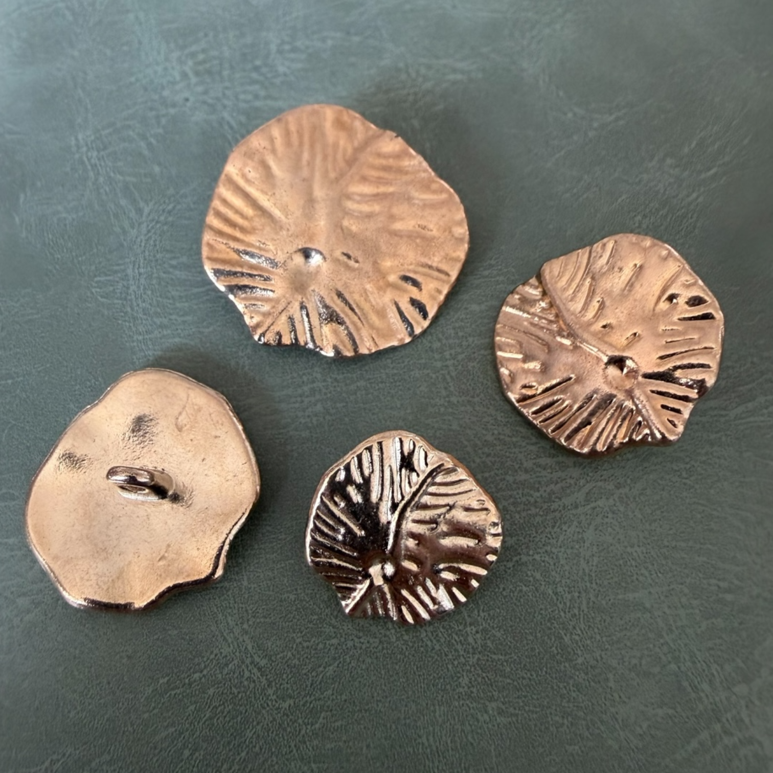 Метални копчета ME-9004 златни с краче листо – 15 мм, 18 мм, 22 мм, 25 мм Копчета