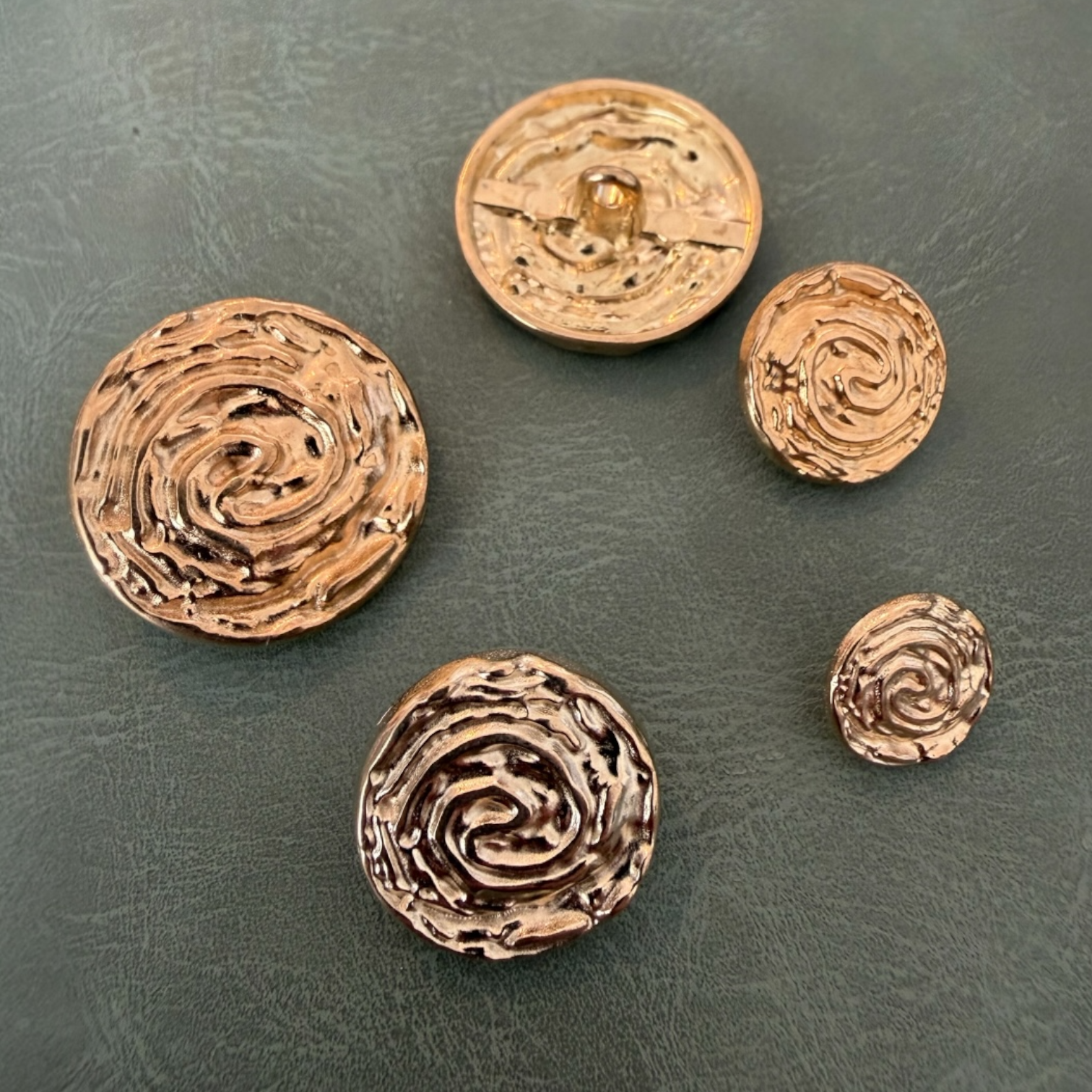 Метални копчета ME-9012 златни с краче водовъртеж – 11.5 мм, 15 мм, 18 мм, 22 мм Копчета