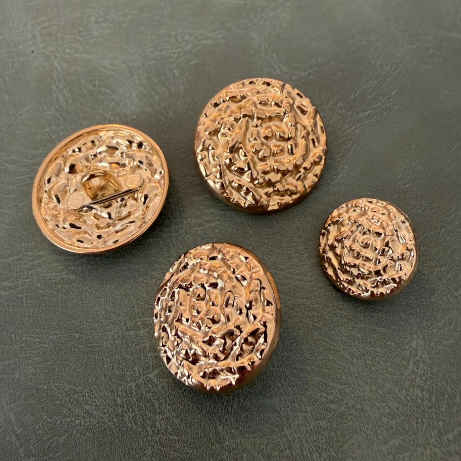 Метални копчета ME-9013 златни с краче кръгла форма – 15 мм, 20 мм, 22 мм Копчета