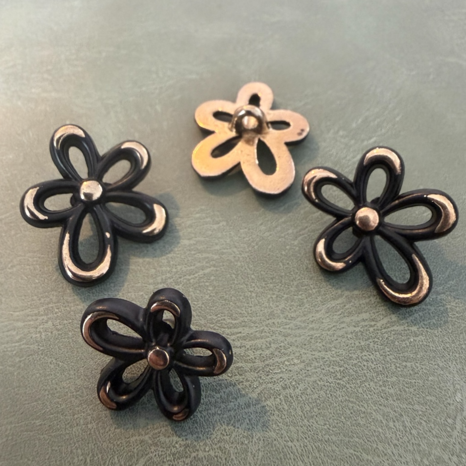 Метални копчета ME-9016 златни с краче цвете – 18 мм, 22 мм Копчета