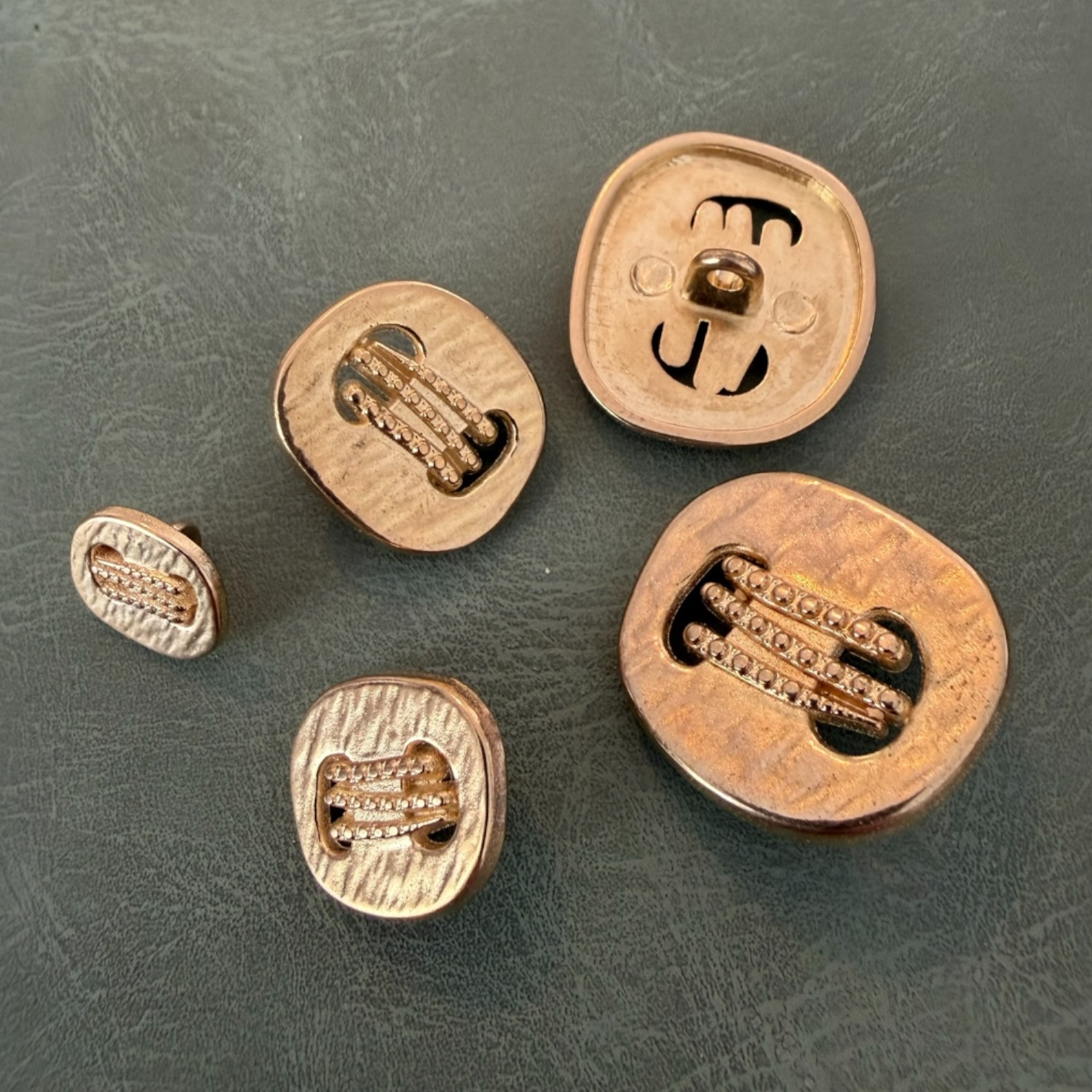 Метални копчета ME-9017 златни с краче правоъгълна форма въже – 11.5 мм, 15 мм, 18 мм, 22 мм Копчета