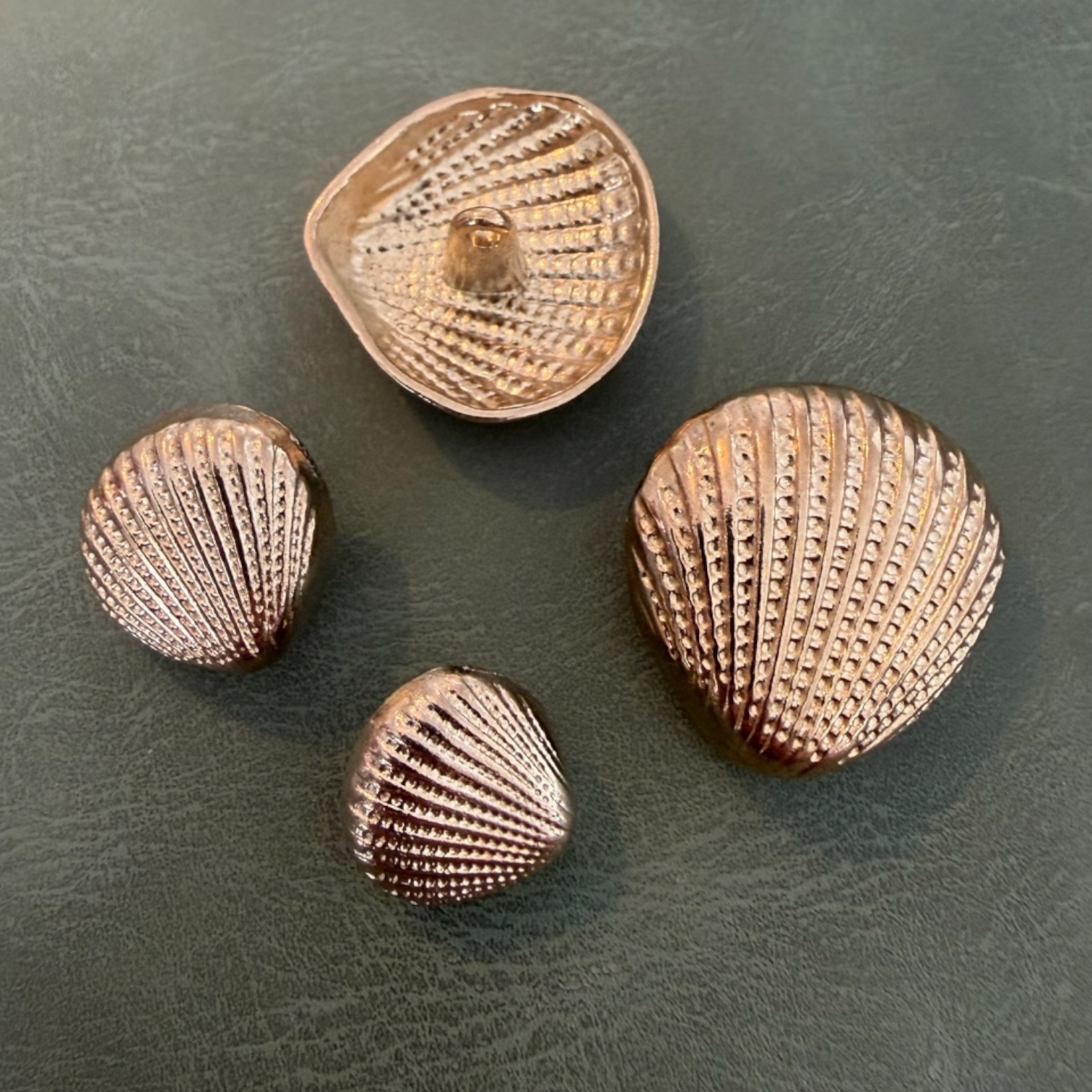 Метални копчета ME-9019 златни с краче мида – 15 мм, 18 мм, 25 мм Копчета