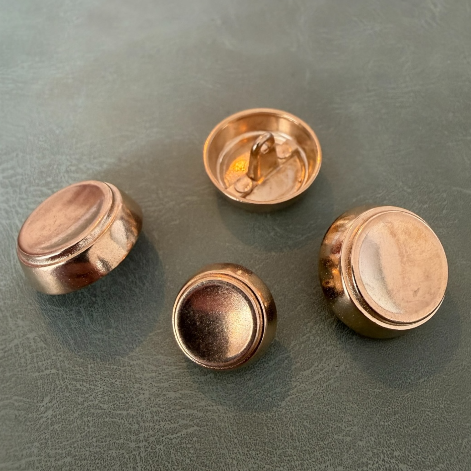 Метални копчета ME-9021 златни с краче кръгла форма – 15 мм, 20 мм Копчета