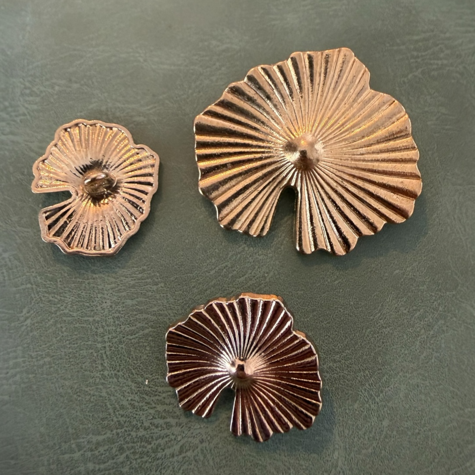 Метални копчета ME-2262 златни с краче листо – 25 мм, 45 мм Копчета