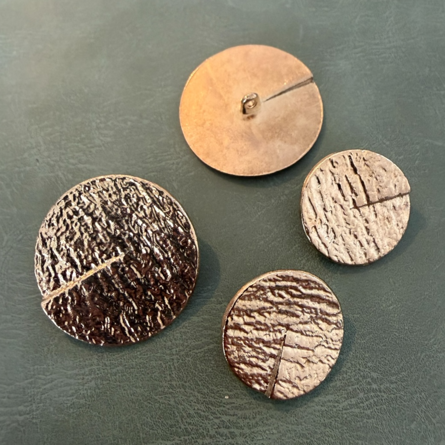 Метални копчета ME-2280 златни с краче кръгла форма – 20 мм, 30 мм Копчета