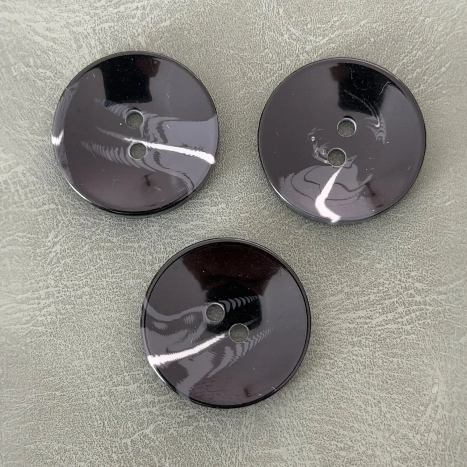 PB-291 COL 1 Черно лъскаво полиестерно копче с 2 дупки (15–28 мм) - Копчета България