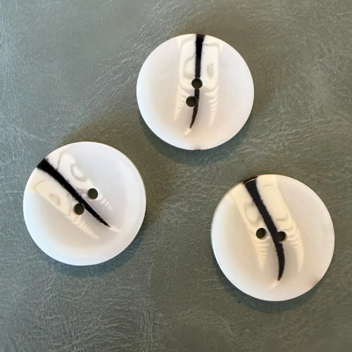 PB-291 COL 4 Бяло лъскаво полиестерно копче с 2 дупки (15–28 мм) - Копчета България
