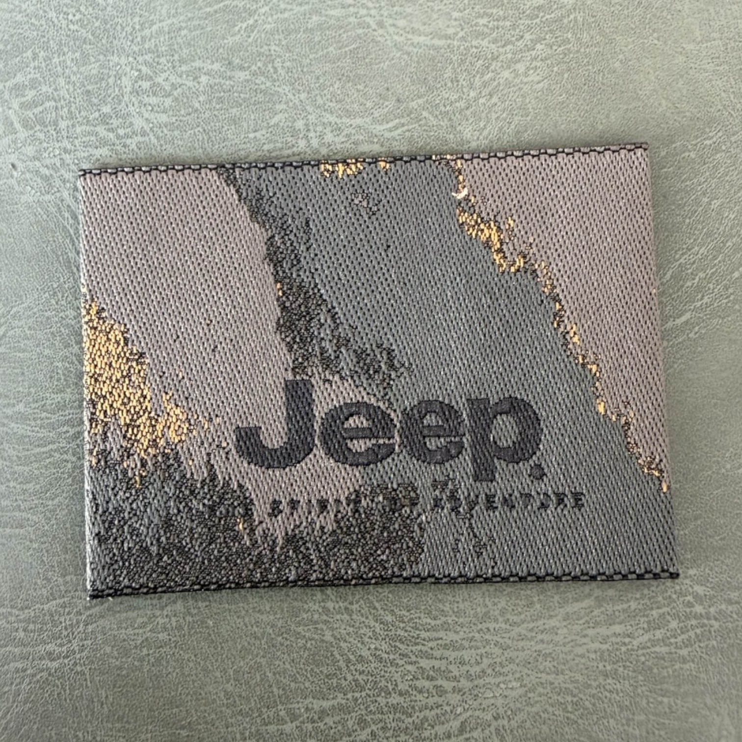 Жакардов тъкан етикет LBL 0048 5 x 4 см – мултицветен уникален дизайн, тъкани букви, мек премиум стил, с лого, MOQ 1000 бр Етикети