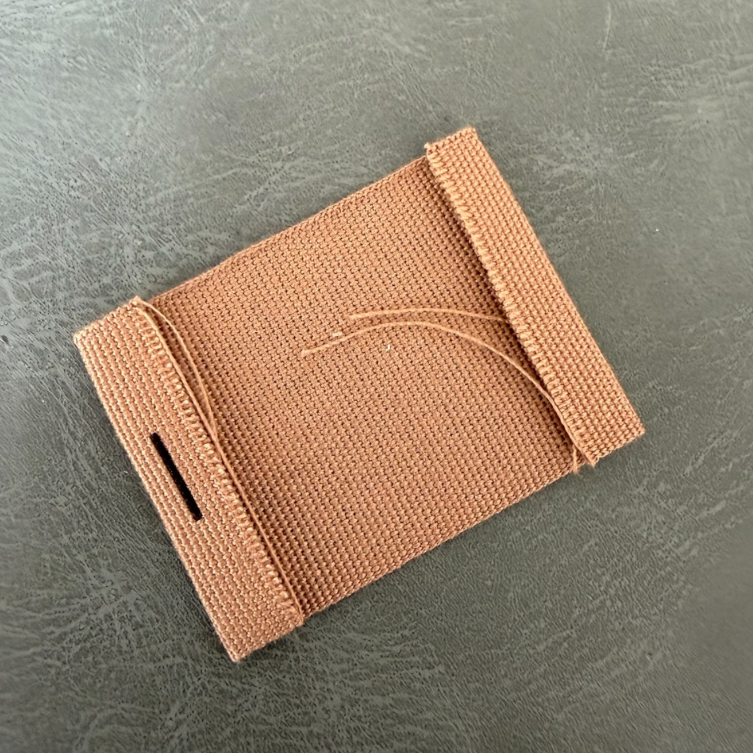 Печатан канвас етикет LBL 0074 4 x 3 см – кафява основа с черен печат, мек премиум дизайн, с лого, MOQ 1000 бр Етикети