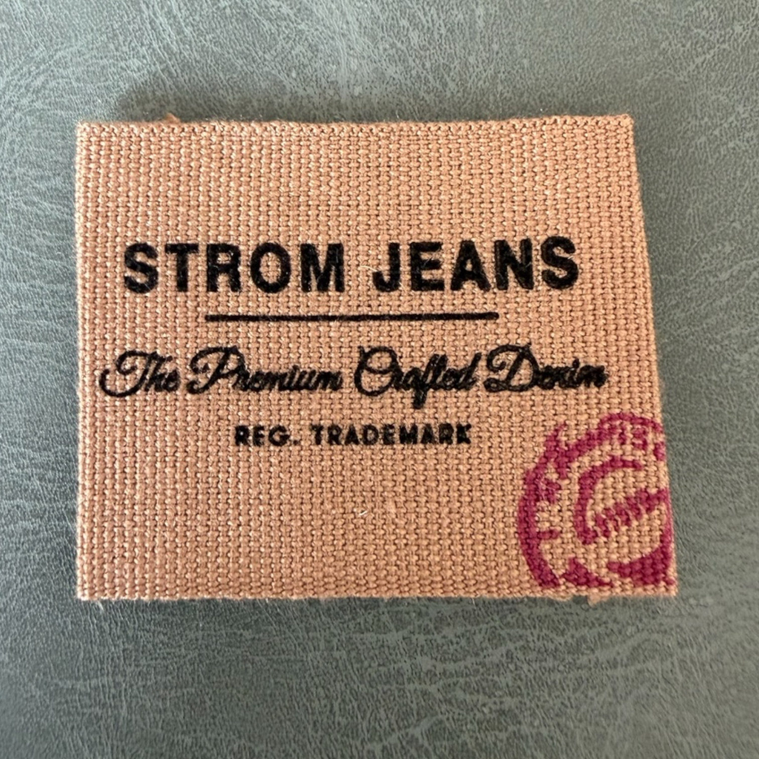 Печатан канвас етикет LBL 0075 4 x 3 см – кафява основа с цветен печат, мек премиум дизайн, с лого, MOQ 1000 бр Етикети