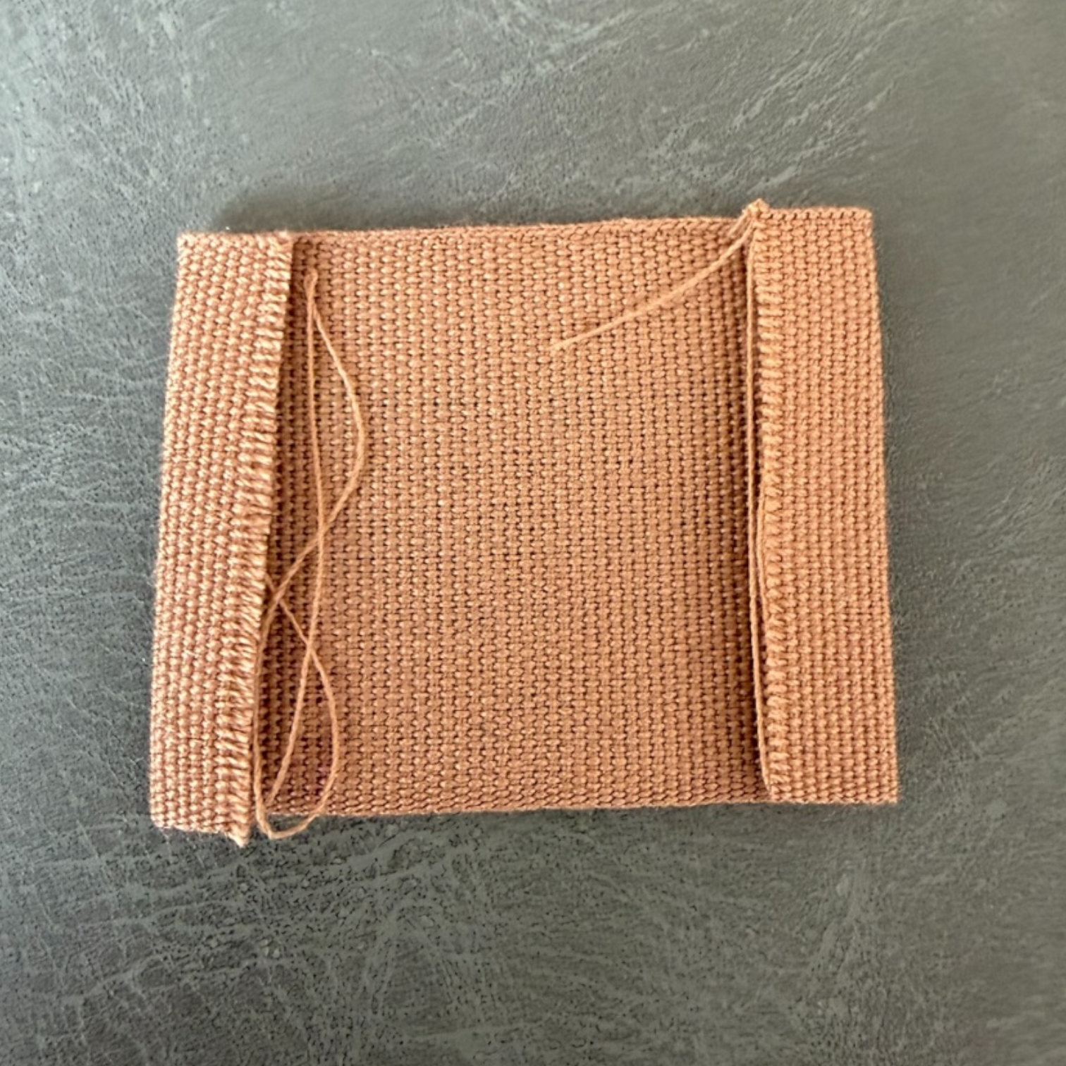 Печатан канвас етикет LBL 0075 4 x 3 см – кафява основа с цветен печат, мек премиум дизайн, с лого, MOQ 1000 бр Етикети