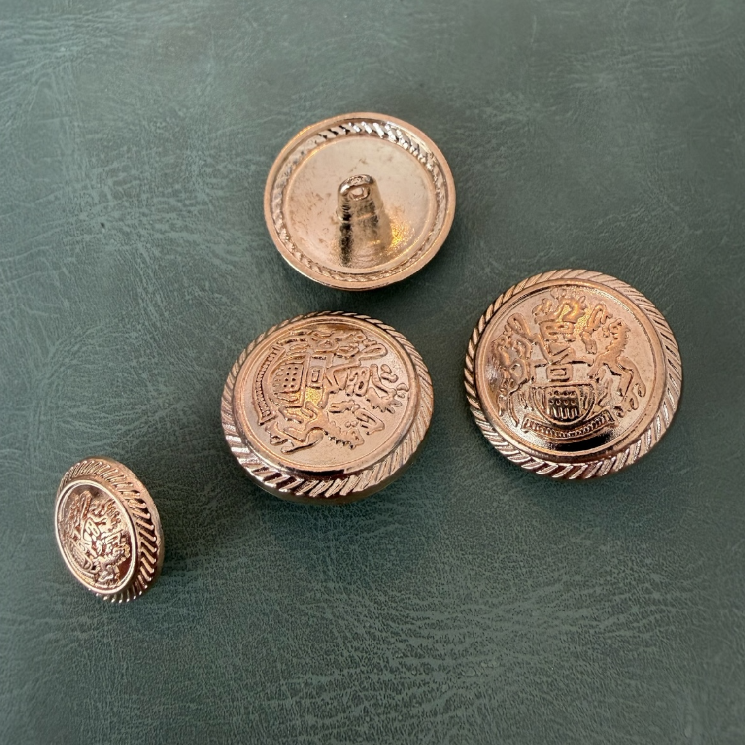 Метални копчета ME-9018 златни с краче герб – 15 мм, 18 мм, 22 мм Копчета