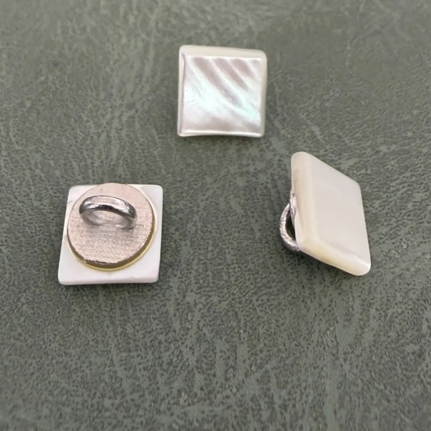 SHELL 03 WHITE – Луксозни квадратни седефени копчета Trocas със столче (shank), дизайнерски за мъжки и дамски дрехи Копчета