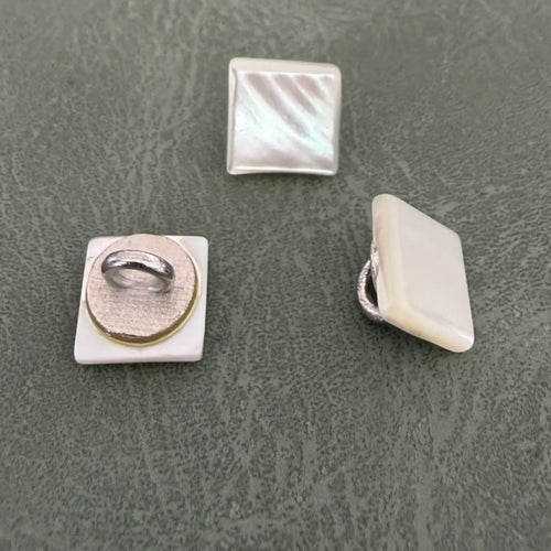 SHELL 03 WHITE – Луксозни квадратни седефени копчета Trocas със столче (shank), дизайнерски за мъжки и дамски дрехи Копчета