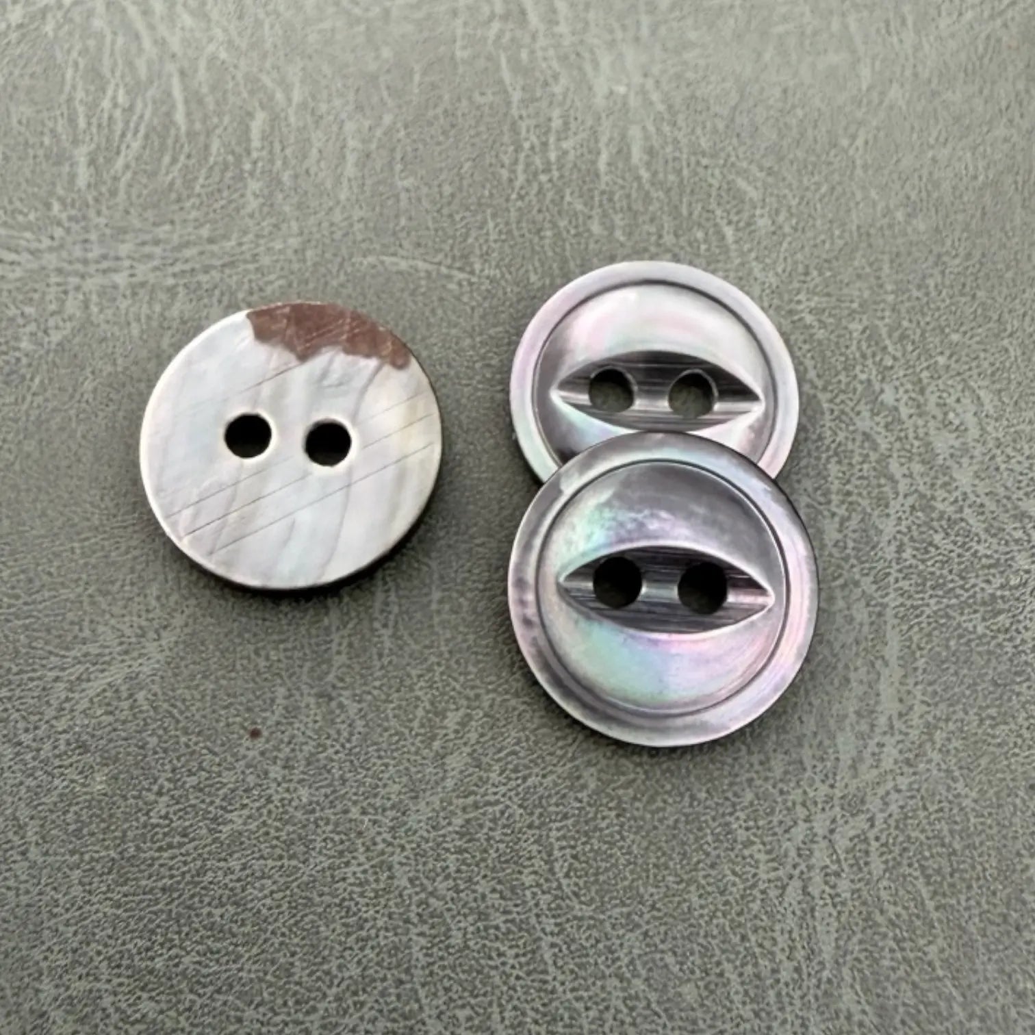 SHELL 10 SMOKE / GREY – Сиво седефено копче 2 дупки с ивица, луксозно и тип бижу Копчета