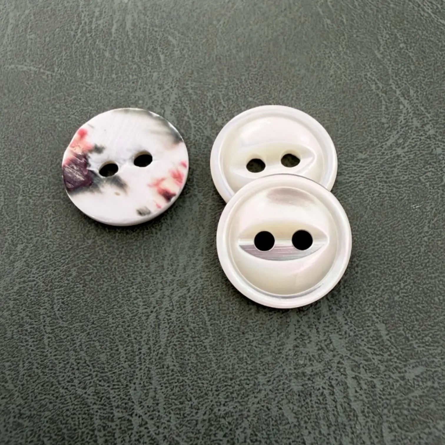 SHELL 10 WHITE – Бяло седефено копче 2 дупки с ивица, луксозно и тип бижу Копчета