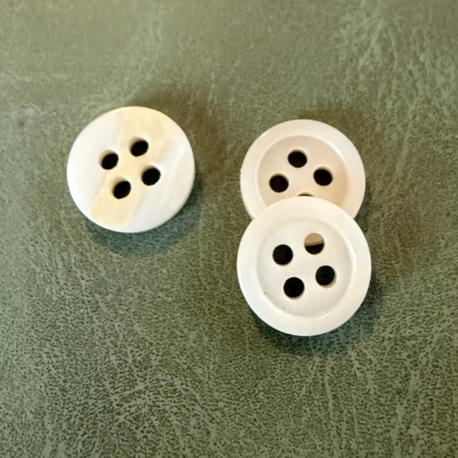 SHELL 18 WHITE – Бели копчета от river shell за мъжки ризи с 4 дупки, натурални и дизайнерски Копчета