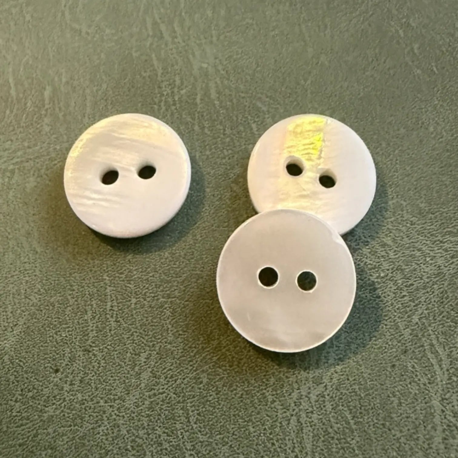 SHELL 19 WHITE – Бели копчета от river shell за мъжки ризи с 2 дупки, плоски, натурални и дизайнерски Копчета